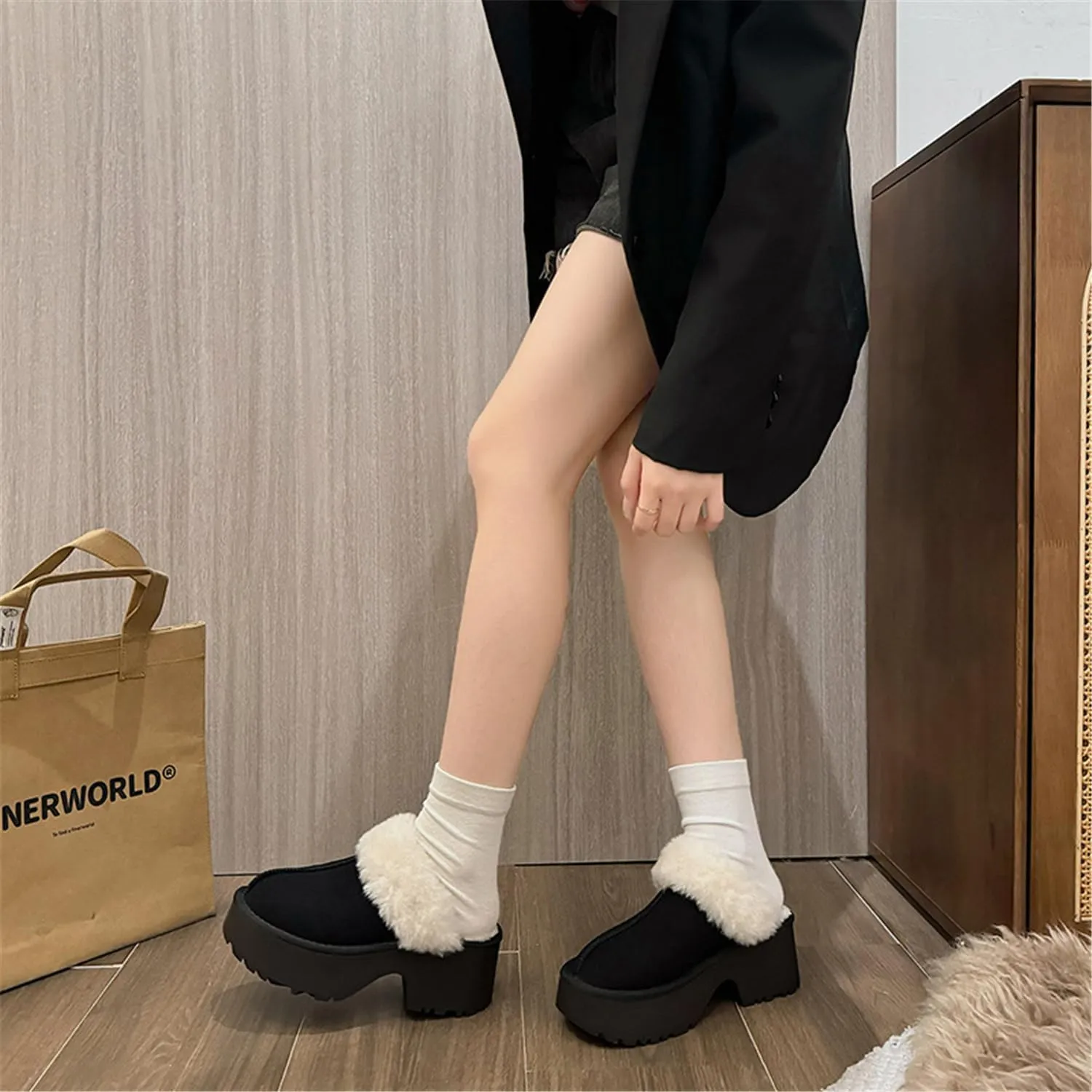 Fashion Platform Clogs for Women's Casual Outdoor Slip on Plush Lining Slippers Comfortable Outdoor Non Slip Women's Mules & Clogs