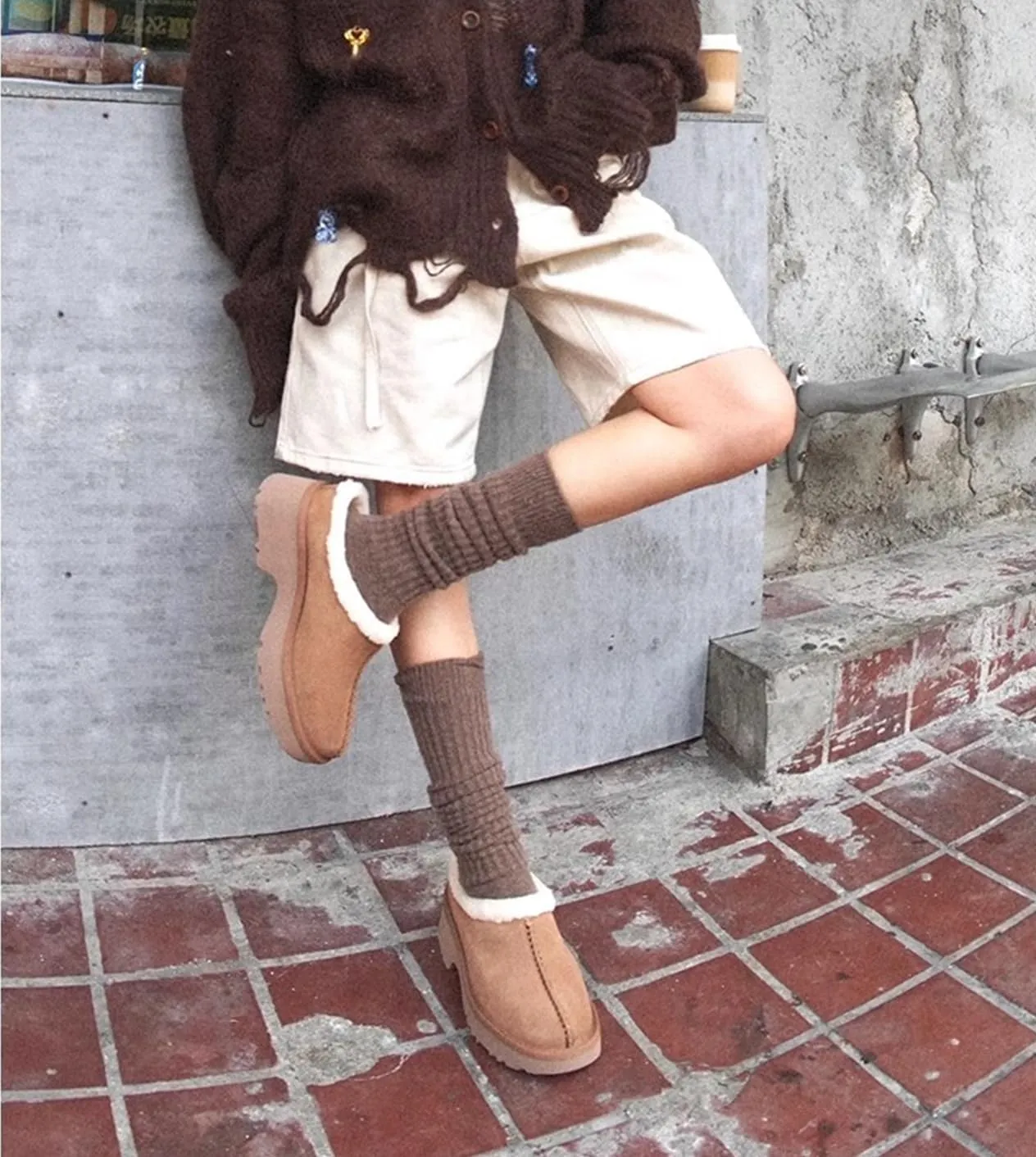 Fashion Platform Clogs for Women's Casual Outdoor Slip on Plush Lining Slippers Comfortable Outdoor Non Slip Women's Mules & Clogs